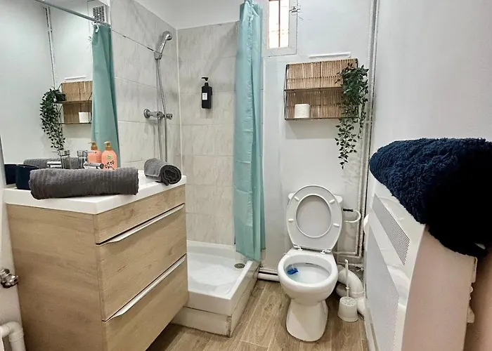 Mickey's Enchanted Studio, Central, Wi-fi Apartment *